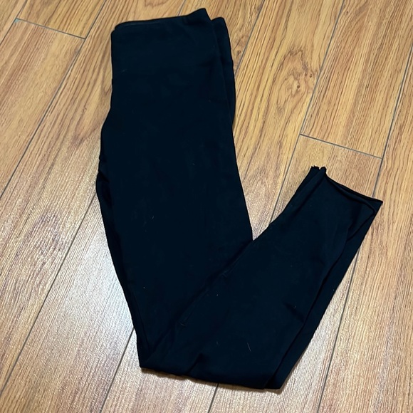 Aritzia TNA black leggings - Picture 1 of 3